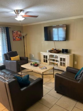 3 bedroom Cozy vacation rental near airport